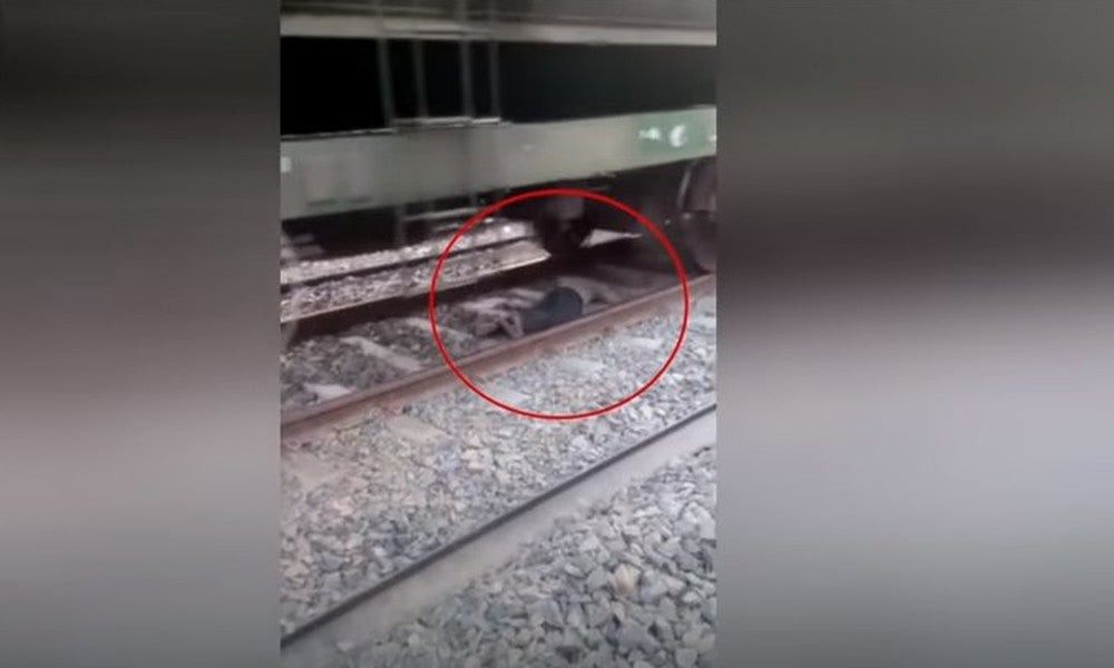 Απίστευτο! Μεθυσμένος έπεσε στις γραμμές του τρένου και αυτό πέρασε από πάνω του! (βίντεο)